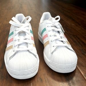 Adidas Classic Sneaker - size 5 1-/2